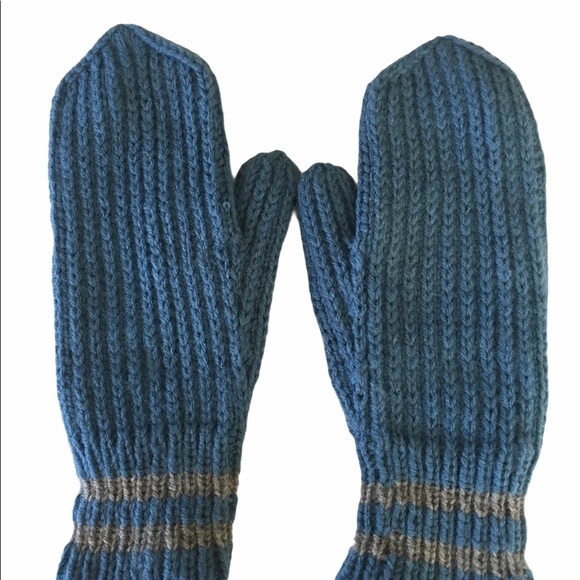 3/$12 Adorable hand knit sky blue mittens - Picture 1 of 3